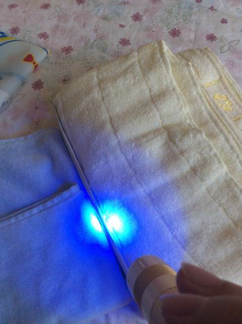  寶媽買了紫光手電，衣服上好多熒光劑，看的心慌害怕