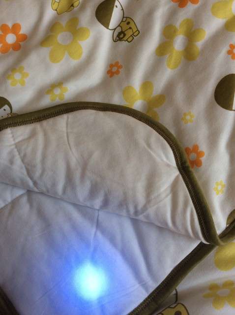  寶媽買了紫光手電，衣服上好多熒光劑，看的心慌害怕