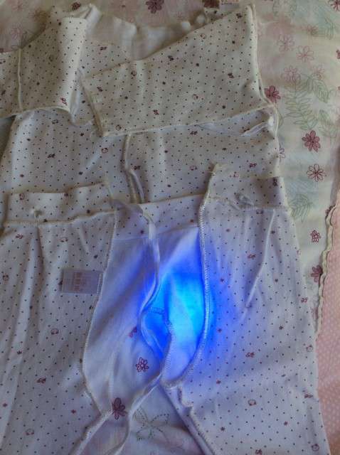  寶媽買了紫光手電，衣服上好多熒光劑，看的心慌害怕