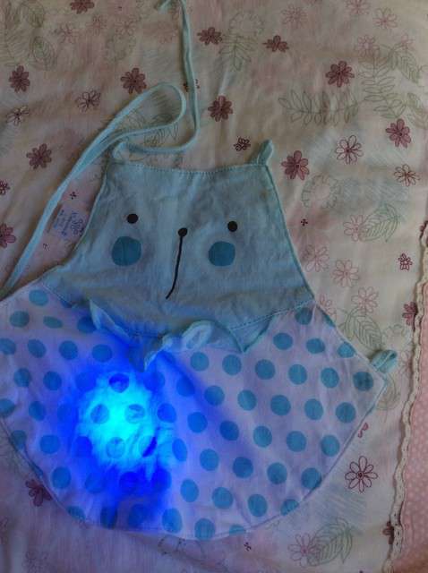  寶媽買了紫光手電，衣服上好多熒光劑，看的心慌害怕