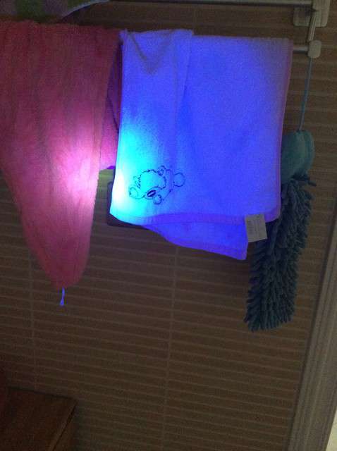  寶媽買了紫光手電，衣服上好多熒光劑，看的心慌害怕